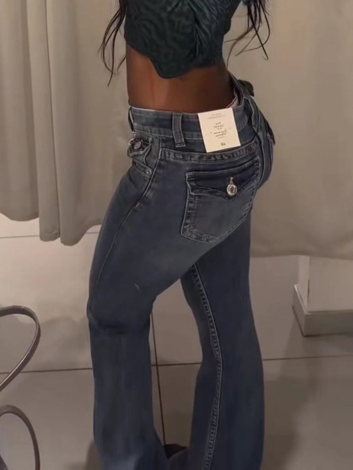 Blåa bootcut jeans med fickdetaljer