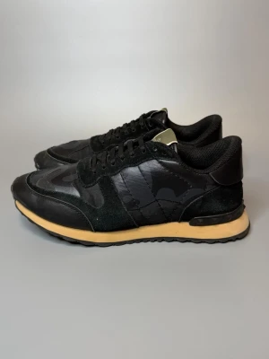 Valentino Rockrunner Skor - ‼️VI TAR EJ BYTEN‼️ Valentino ”Rockrunner” sneakers | Skick: 8/10 | Storlek 41 passar 42 | ingår kort vid köp | Fraktar inom 24H efter köp på köparens bekostnad 📦💨 | Hör av dig vid minsta fråga eller fundering 💭 
