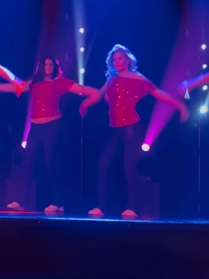 Röd glittrig oneshoulder topp - Säljer en röd glittrig oneshoulder topp med paljetter. Toppen har en asymmetrisk form och är perfekt för dig som vill sticka ut. Materialet känns mjukt och stretchigt, vilket gör den bekväm att bära. Perfekt för dig som gillar att glänsa.