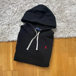 Svart hoodie från Polo Ralph Lauren - Hej! Säljer en svart Ralph Lauren hoodie i storlek M. Hoodien är mycket bra skick. Hör gärna av er vid frågor!