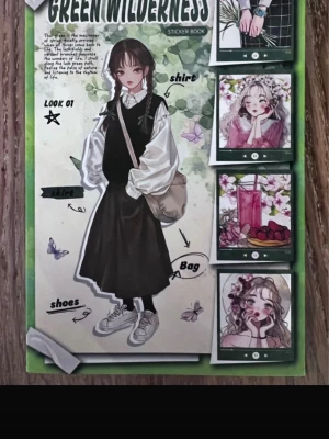 Green Wilderness stickerbok - Stickerbokw med temat Green Wilderness, fylld med klistermärken av olika tecknade figurer, växter och drycker. Boken har gröna nyanser och motiv som passar för dekoration och journaling. Materialet är papper och PE-plast.