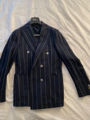 Oscar Jacobson kavaj - Super fin dubbelknäppt kavaj från Oscar Jacobson av högre kvalitet.   Försiktigt använd och i toppskick.   Nypris: 8000kr  Storlek 46 slim, passar mig även 48.