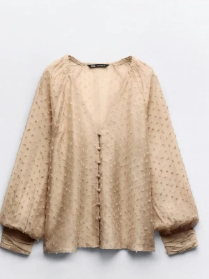 Ny Zara blus  - Fin Zara blus i guld/beige nyans med fint motiv och täckta knappar. Supersöt och helt ny 👌🙂