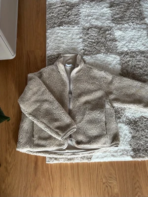 Mysig teddyjacka - En fin teddyjacka från weekday. Passar bra nu till sena vintern/våren.  Det finns ett märke från en tuschpenna på insidan av jackan men det är inget som man ser vid användning.   💬 Tveka inte att skriva vid frågor eller bud 📦 Skickar snabbt