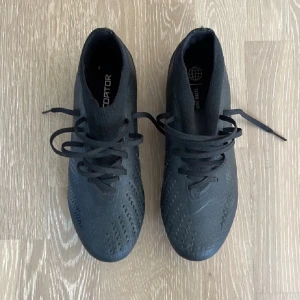 Adidas Predator - Schyssta svarta adidas predator, nästan aldrig använda pga att jag skadade mig | Storlek 42 | FG dobbar | Skick 9/10 | Vid frågor är det bara att höra av sig!