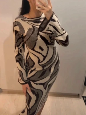 Stickad långklänning - I nytt skick, endast testad och ej kommit till användning.