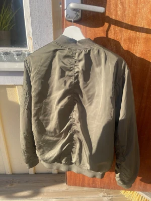 Bomberjacka - Snygg bomberjacka, aldrig använd och inga deffekter. Supersnygg till våren och sommaren! Tveka inte på att ställa frågor🥰