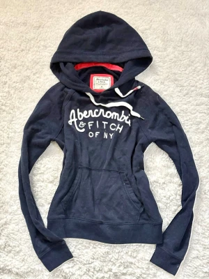 Marinblå hoodie Abercrombie & Fitch - Snygg marinblå hoodie från Abercrombie & Fitch 
