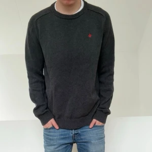 Mörkgrå Morris tröja - Säljer en sjukt nice Morris tröja i färgen mörkgrå. Tröjan är i mycket bra skick utan nåra defekter och är i strl L men sitter som en M. Hör gärna av er vid frågor elr funderingar!!