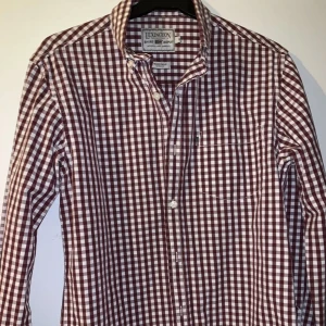 Lexingtonskjorta - En röd/vit skjorta från Lexington i storlek Small. Väldigt fin kvalitet. 