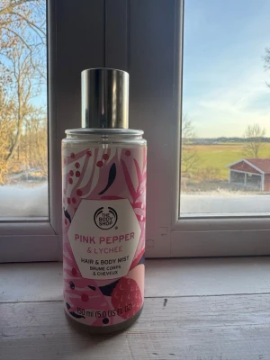 Pink Pepper & Lychee Body Mist - Säljer en bodymist från the body shop!! Knappt använd 