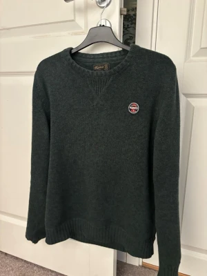 Mörkgrön stickad tröja från Morris - Säljer en Morris tröja som är i fint skick. Nypris ca 1200. Armhåla armhåla mått är 52,5cm och längden är 62cm. Seriösa köpare hör av er vid frågor!