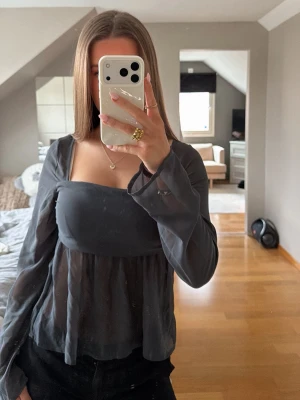 Mörkgrå långärmad blus från BikBok - Mörkgrå topp från BikBok, jättefin men kommer inte till andvändning🤍