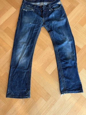 Vintage Replay jeans  - Ett par vintage replay jeans i storleken 32 32,med snygga slitningar överallt. Säljer dem för att dem blivit för små🙌 