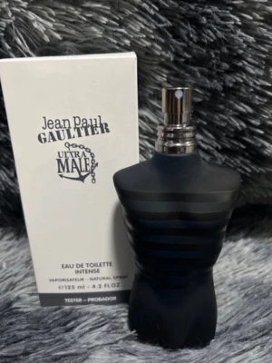 Jean Paul Gaultier ultra male  - Jean Paul Gaultier Ultra Male, 10ml sample. Det är en söt och intensiv herrdoft med päron, vanilj, kanel och lavendel. En förförisk och kraftfull parfym som passar perfekt för kväll och fest, särskilt under kyligare dagar. Väldigt populär med bra hållbarhet. SentAndStyle kan ge dig priserna: [3ml för 45kr, 5ml för 70kr och 10ml för 120kr] Vänligen kontakta vid frågor😊