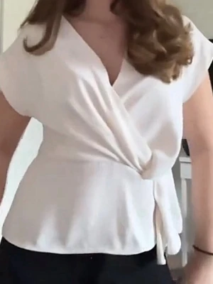 Vit omlottopp från Zara💗 - Säljer en stilren vit omlottopp från Zara. Toppen har en v-ringad design med knytning framtill och korta ärmar. Perfekt för en elegant look. Skriv om fler bilder 💕