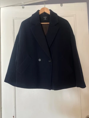 Jacket  - 🖤 Navy double-breasted jacket 🖤   Selling a stylish navy double-breasted jacket with a classic lapel collar and relaxed fit. Features two front buttons and practical side pockets. A timeless piece that works perfectly for both everyday wear and more dressed-up occasions.    • Color: Navy blue   • Style: Double-breasted jacket   • Details: Lapel collar, front buttons, side pockets   • Fit: Relaxed / slightly oversized   • Condition: Very good condition    #vinted #navyjacket #doublebreasted #mini