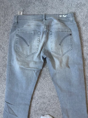 Dondup jeans  - Ett par ljusgrå otroligt snygga Dondup jeans. | Dom är i otroligt bra skick och har inga defekter!😁🌟