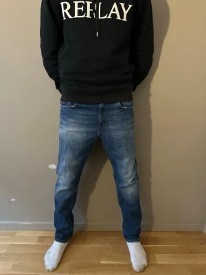 Blå skum jeans från Dondup - Säljer ett par klassiska blå jeans från dondup med snygg tvätt och slim i passform( 29w 30L) Skriv om du har några frågor😄