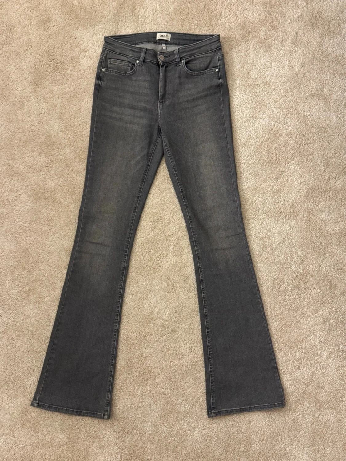 Grå bootcut jeans från Only 