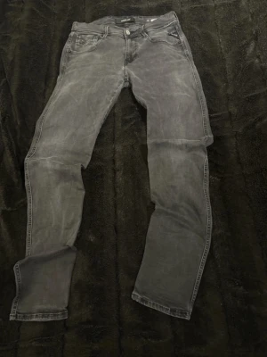 Replay slim fit jeans - Säljer ett par gråa slim fit jeans från replay storlek 30/32