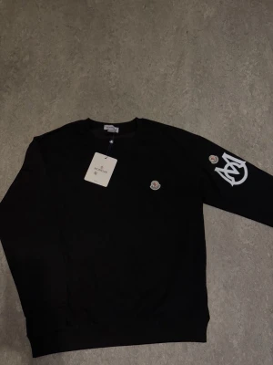 Monclizzy tröja  - Helt ny och oandvänd m-oncler tröja storlek XL. Taggen finns fortfarande på nästan som rikti