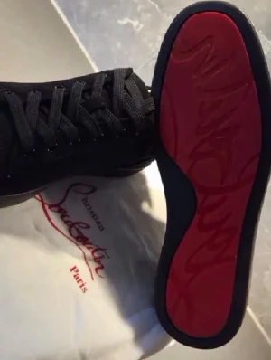 Christian Louboutin skor  - Lyxiga och riktigt eye-catching sneakers från Christian Louboutin! Helt svarta med ikoniska spikes på tån som ger en brutal och exklusiv look. Perfekt för dig som vill sticka ut med stil – både till vardags och fest.