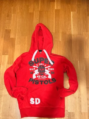 Superdry - Röd hoodie från Superdry i storlek M hör av er med frågor 