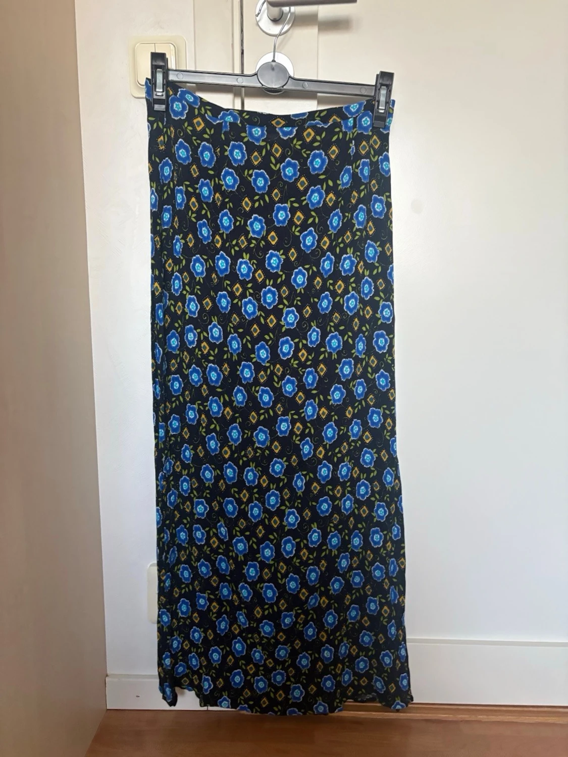 Blommig långkjol i blått och svart