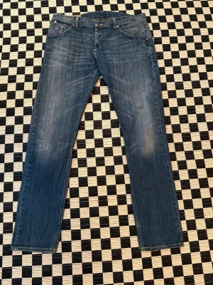 Dondup Jeans - Säljer ett par blåa dondup jeans. Dom är i storlek 36, använda men fortfarande i bra skick! Hör gärna av dig om du är intresserad eller har några funderingar! //Noa