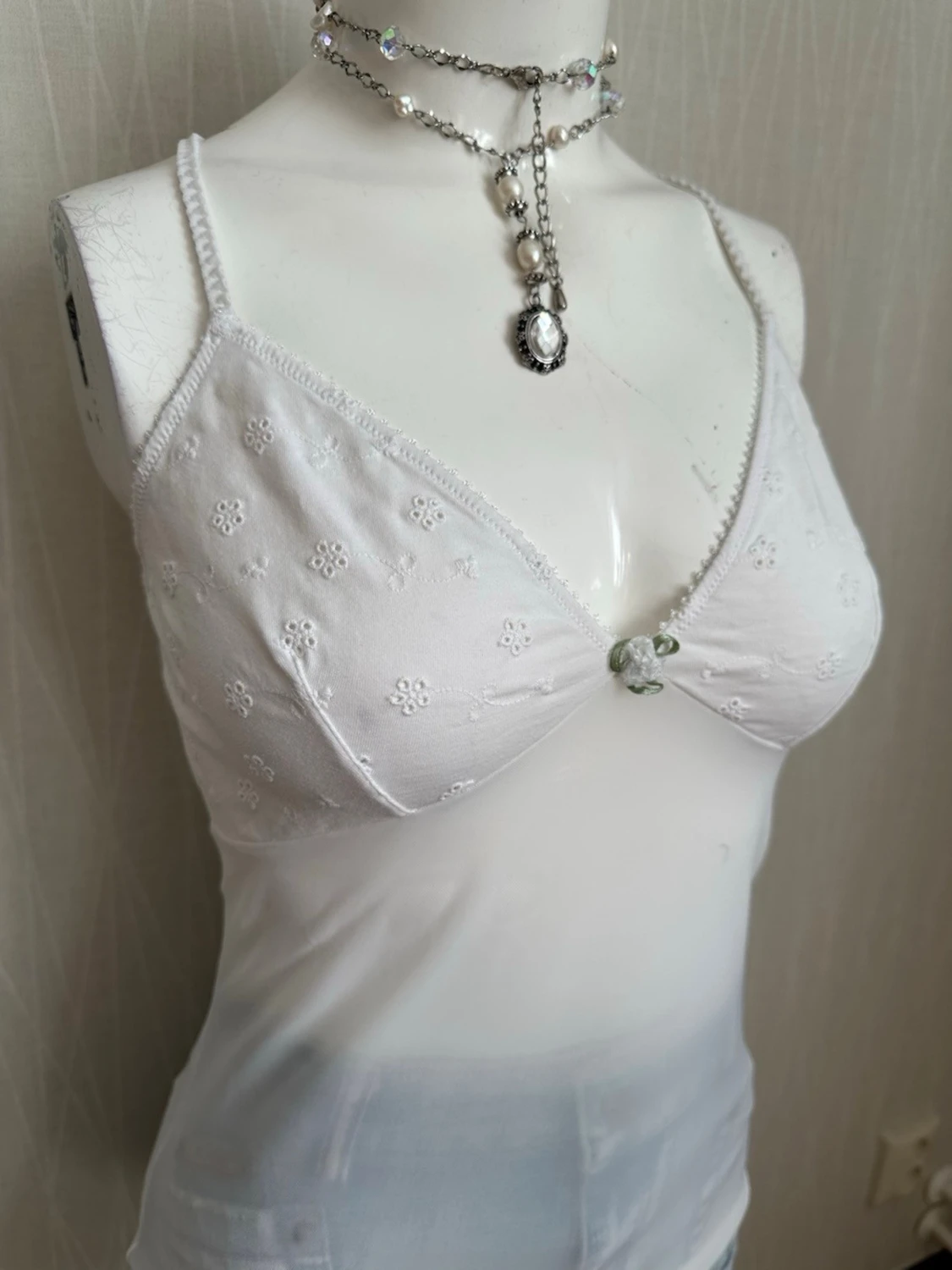 Vit spetstopp med broderade blommor - 3