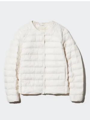 Vit dunjacka från Uniqlo - Säljer en stilren vit dunjacka från Uniqlo med rund halsringning och quiltad design. Jackan är lätt och har en minimalistisk look utan synliga knappar eller dragkedja.
