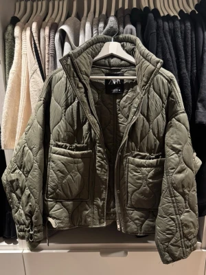 Zara jacka  - Jättefin jacka från Zara. Finns inte att köpa längre. 