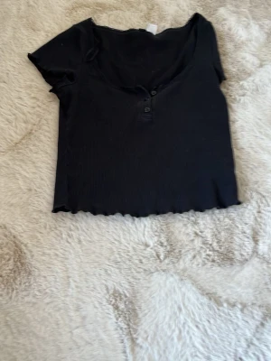 super söt topp - super vacker svart topp med knappar och detaljer. passar asbra till sommaren o våren. säljer då den ej passar! ser ut som en tröja från 2000-talet❤️ skriv vid fler frågor! sänker pris vid snabbt köp!