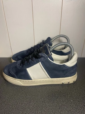 Valentino flycrew  - Valentino flycrew | färg: blå | skick: mycket fint (en nit borta | storlek: 36,5 37 | skriv vid frågor | mvh MD closet 