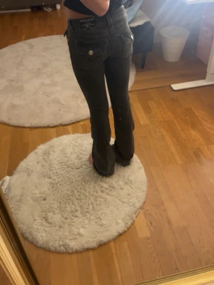 True religion jeans🩶 - Säljer mina grå true religon Becca W23 då dem inte passar längre. Inte några hål eller något sånt kan vara jätte lite slitna längs ner på byxorna!🩷