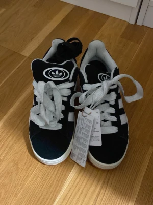 Svarta adidas campus - Helt oanvända adidas campus skor. Storlek 40. Tillkommer svarta skosnören också.