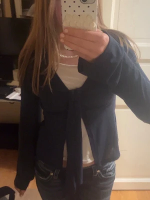 Marinblå knytkofta - Snygg marinblå kofta med knyt i mitten från Gina Tricot💞