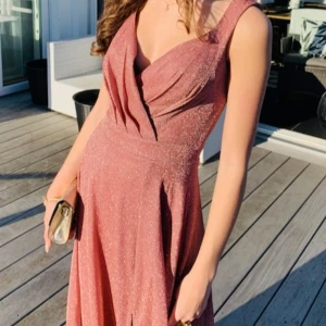 Glittrig rosa balklänning - Säljer nu min superfina balklänning från bubbleroom🩷klänningen är använd vid ett tillfälle och den är uppsydd för att passa någon som är mellan 165-168cm🌸