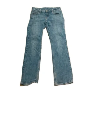 Ursnygga vintage jeans  - Ett par super snygga lågmidjade och utsvängda jeans köpta på brandy Melville. Flitigt använda och kan förekomma små defekter på baksidan (nertill) av jeansen - men har mycket kvar att ge!