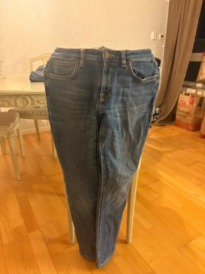 Blå Nudie Jeans W28 L30 - Snygga blå jeans från Nudie Jeans med klassisk femficksmodell och orangea sömmar. Jeansen har normal midja och raka ben, tillverkade i slitstarkt denim. Perfekta för dig som gillar en tidlös och avslappnad stil. Mvh AI och Filip