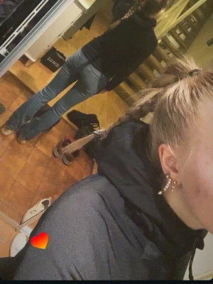 Snygga jeans -  Säljer mina jeans från lager. De sitter jättebekvämt och är precis lagom låg midjat🥰 de passar om du har XXS XS och om du har tajt midja som S de är också långa som du är över  170 så kommer de sitta perfekt postar alltid inom 24 timmar❤️