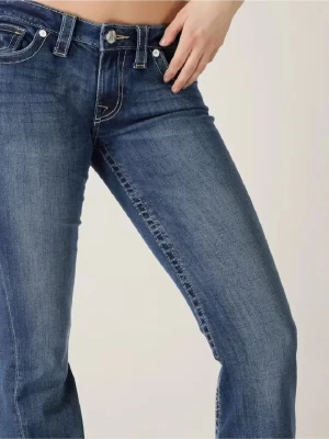 Blå bootcut jeans från True Religion - Snygga blå bootcut jeans från True Religion med klassisk femficksdesign och kontrastsömmar. Jeansen har låg midja och är tillverkade i denim med lätt tvättad look. Perfekta för dig som vill ha en cool och avslappnad stilm, joey low waist storlek 26W bytter för mörkblåa 25w helst men 26w funkar, användt 2 -3 gånger var förstora så dem passa inte som jag ville.