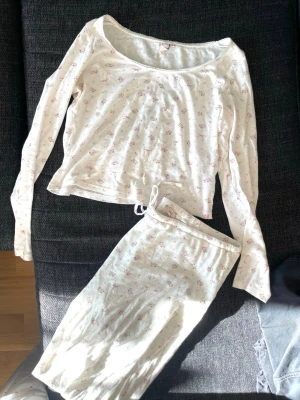 Vit pyjamas med små blommor från Nelly - Pyjamas från Nelly💗 endast tvättad en gång, topp i storlek S å byxor i XL