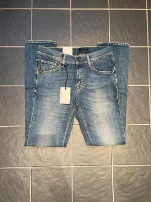 tiger of sweden jeans nya - Helt nya Tiger of sweden jeans med lappar och allt orört💯Snygg färg med skön wash och goa slitningar för riktigt bra pris jämfört med nypris på cirka 1599kr💔Skicka prisförslag och tveka inte på att skriva vid frågor!