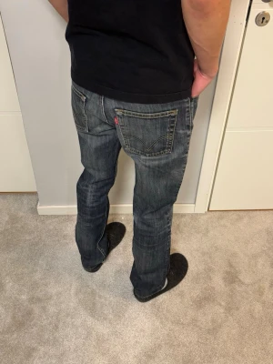 Levis 511 - Levis 511 jeans med feta fades. Bra skick, inga defekter. Size 33/32, modellen på bilderna är 183cm och väger 67kg. Mått: Midja: 42.5cm Lår: 30cm Benslut: 20cm Ytterben: 104cm. Skriv vid funderingar!