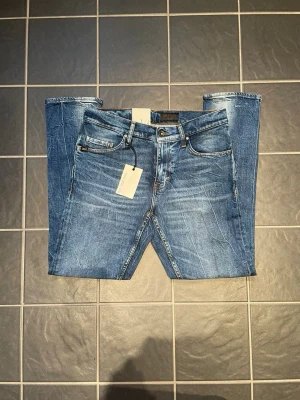 Tiger of Sweden - Helt nya jeans ifrån tiger of Sweden med prislappen kvar på. Jeansen är i storleken W29 L30 i modellen pistolero. Det är alltså lite mer straight fit. Snygg tvätt