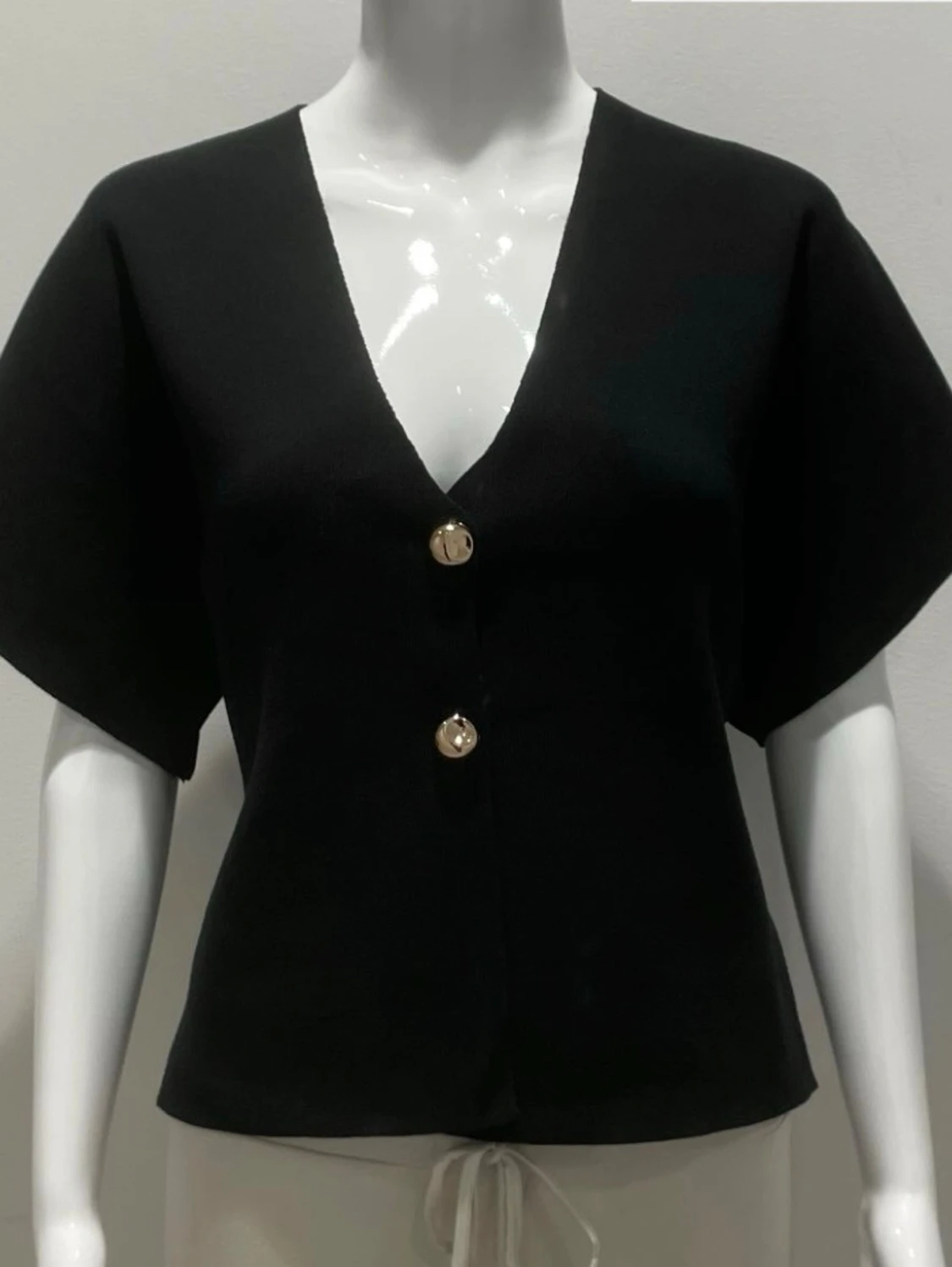 Svart topp med knappar