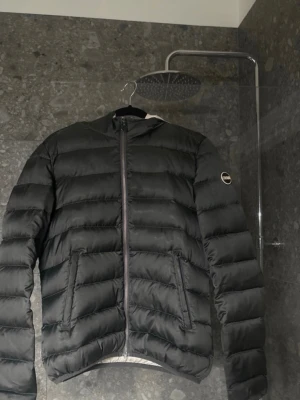 Colmar jacka  - Såå snygg mörkgrå colmar jacka med beige insida! Jätteskön och perfekt nu till våren, passar storlek S perfekt🙌🏼