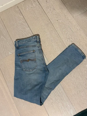 Nudie jeans - Snygga ljusblå Nudie jeans i väldigt bra skick.              Nypris 1500 men säljer för 459.                                    🚨Vid frågor kontakta mig